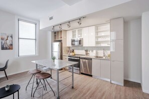 Frigorífico, microondas, horno y placa de cocina