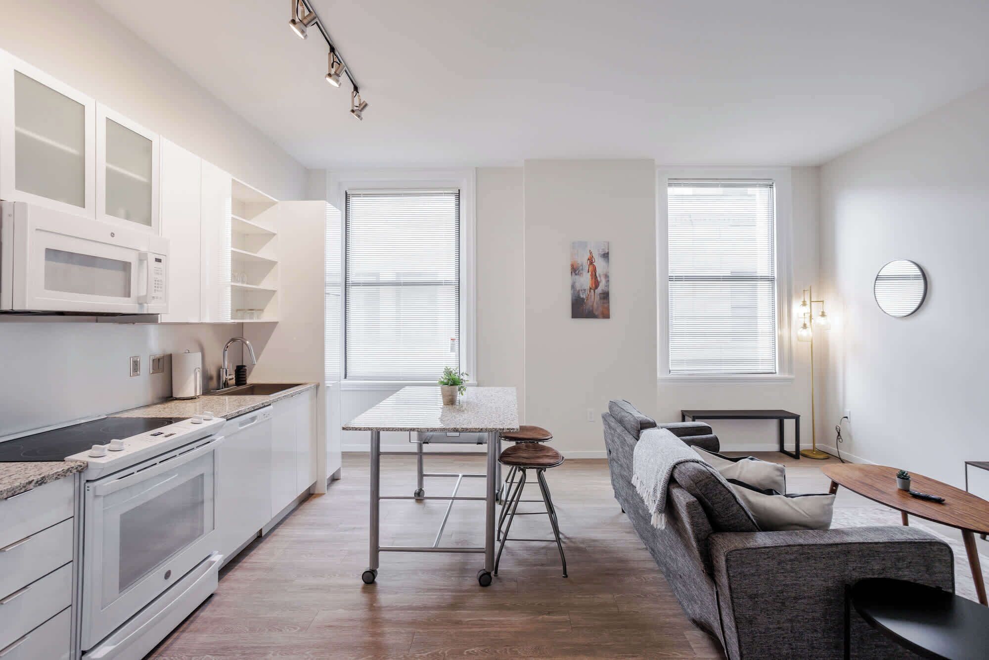 冷蔵庫、電子レンジ、オーブン、コンロ