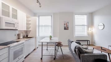 Geladeira, micro-ondas, fogão, cooktop