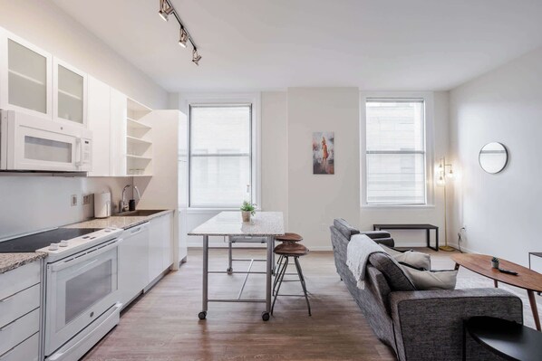 Kühlschrank, Mikrowelle, Ofen, Herdplatte