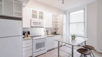 Refrigerador, microondas, horno y parrilla de estufa