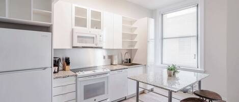 Réfrigérateur, micro-ondes, four, plaque de cuisson