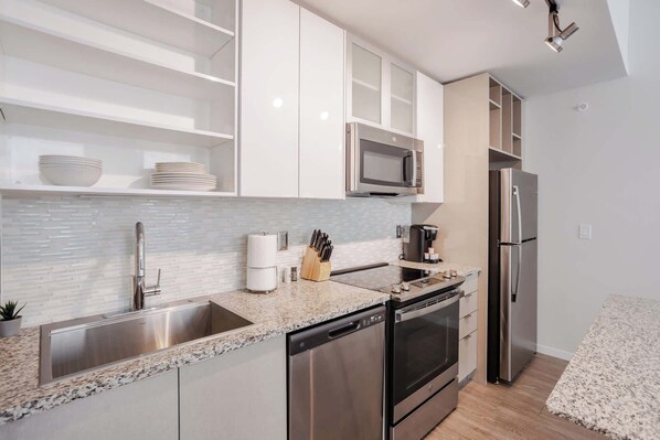 Réfrigérateur, micro-ondes, four, plaque de cuisson