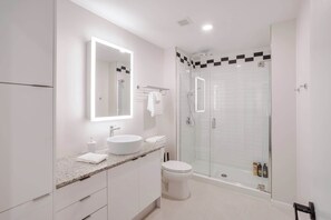 Dusche, Haartrockner, Handtücher