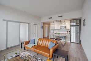 Una televisión, una oficina