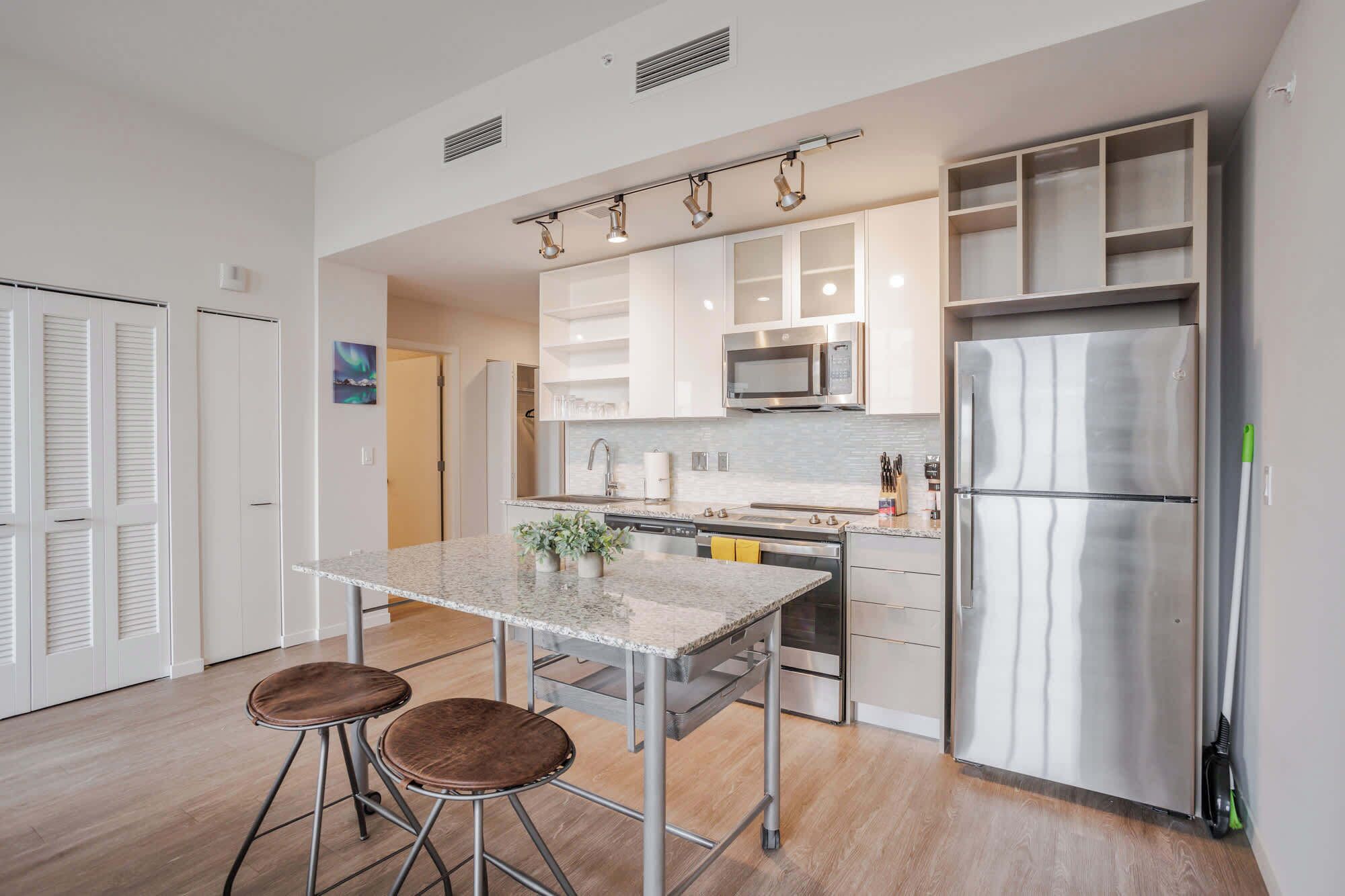 Réfrigérateur, micro-ondes, four, plaque de cuisson