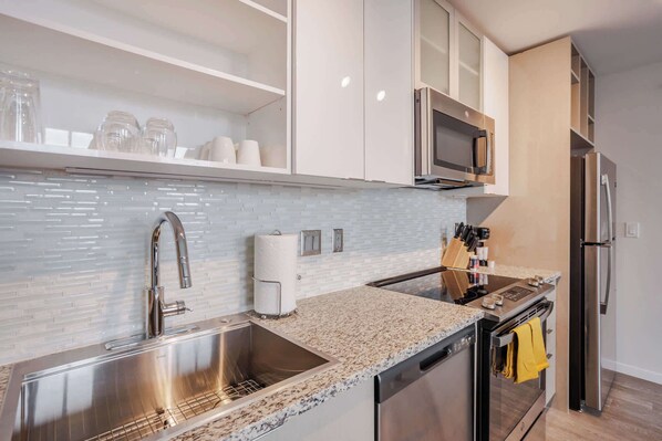 Frigorífico, microondas, horno y placa de cocina