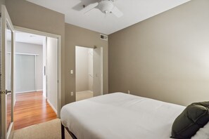 2 bedrooms, iron/ironing board, WiFi, bed sheets - Stunning CozySuites 2BR Mill District w/ pool #02 (Minneapolis)