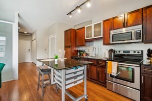 Refrigerador, microondas, horno, placa de cocina