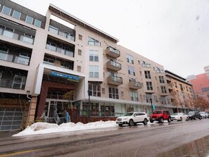 Exterior - Stunning CozySuites 2BR Mill District w/ pool #02 (Minneapolis)