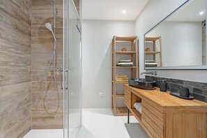 Dusche, Haartrockner, Handtücher, Seife