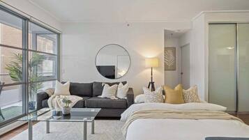 2 habitaciones, tabla de planchar con plancha y ropa de cama