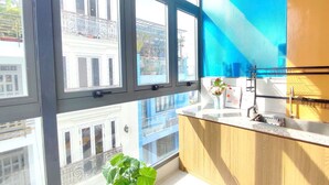 Una cocina con ventanas amplias, un lavamanos y una encimera.