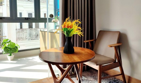 Skrivebord, skrivebord for bærbar PC og wi-fi (inkludert)