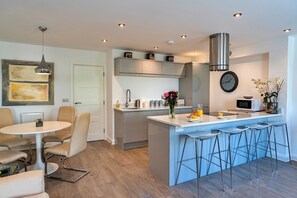 Fridge, microwave, oven, stovetop - Charming Home in Saltash near Whitsand Bay (Saltash)
