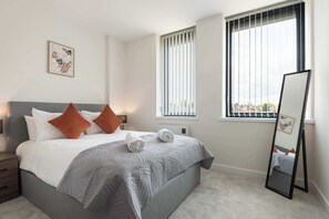 1 habitación, escritorio, tabla de planchar con plancha y wifi 