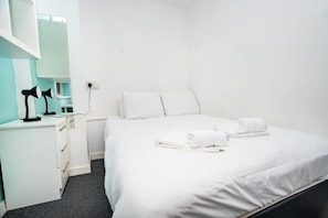 Bureau, fer et planche à repasser, Wi-Fi, draps fournis