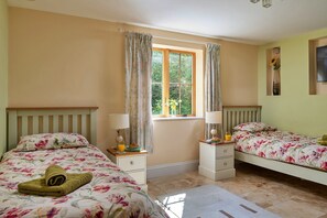 3 bedrooms, free WiFi - Cottage in Conwy with Hot Tub & Mountain Views (Eglwysbach)