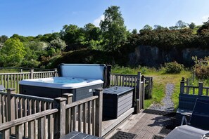 Outdoor spa tub - Cottage in Conwy with Hot Tub & Mountain Views (Eglwysbach)