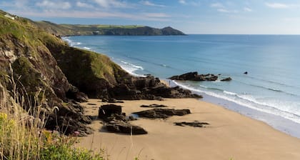 Lodge in Whitsand Bay with Hot Tub & Sea Views