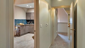 Eine moderne Küche mit blauer Spritzschutzwand, einer Holzarbeitsplatte und einem eingebauten Backofen.