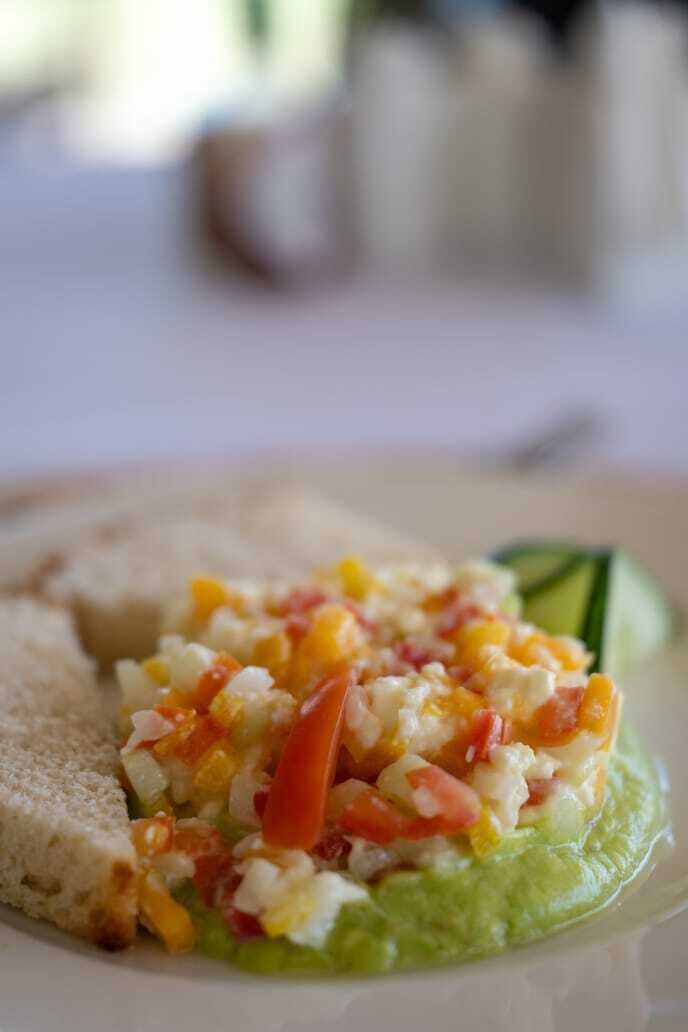 Un plato con ensalada y una rebanada de pan.