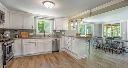 Beautiful White Mountains Home w/ Sauna, Firepit and Gameroom Local Skiing