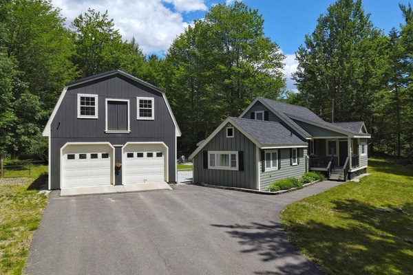 Welcome to the house of your dreams! Let this relaxation oasis be the base for a perfect visit to the White Mountains National Forest for skiing, hiking and enjoying the beautiful scenery.