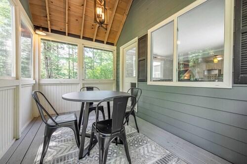 Beautiful White Mountains Home w/ Sauna, Firepit and  Gameroom Local Skiing, Hiking and Golf.