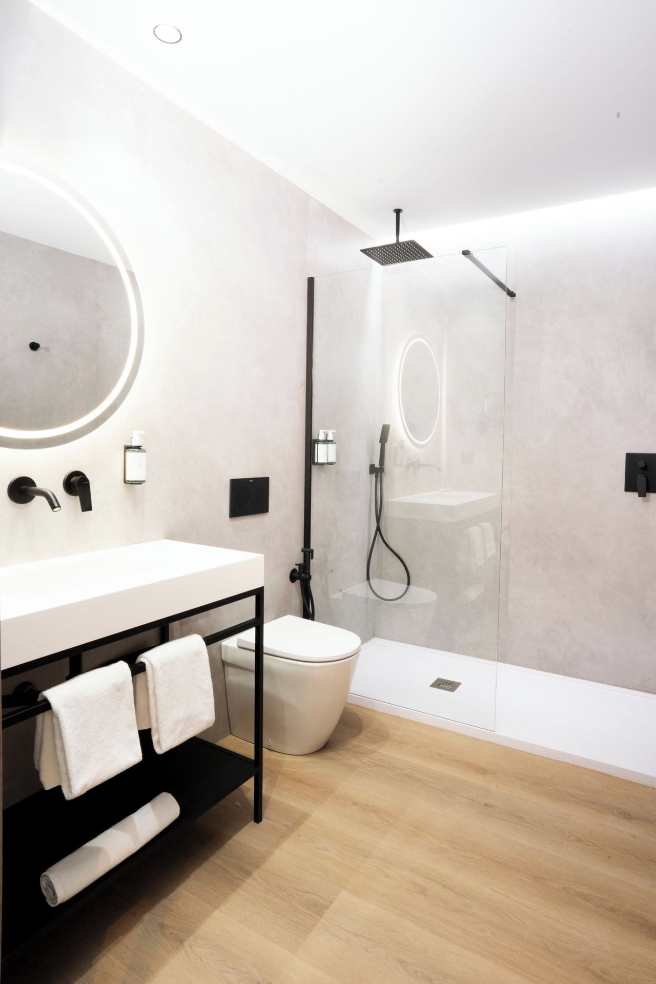 Dusj, hårføner, håndklær og såpe