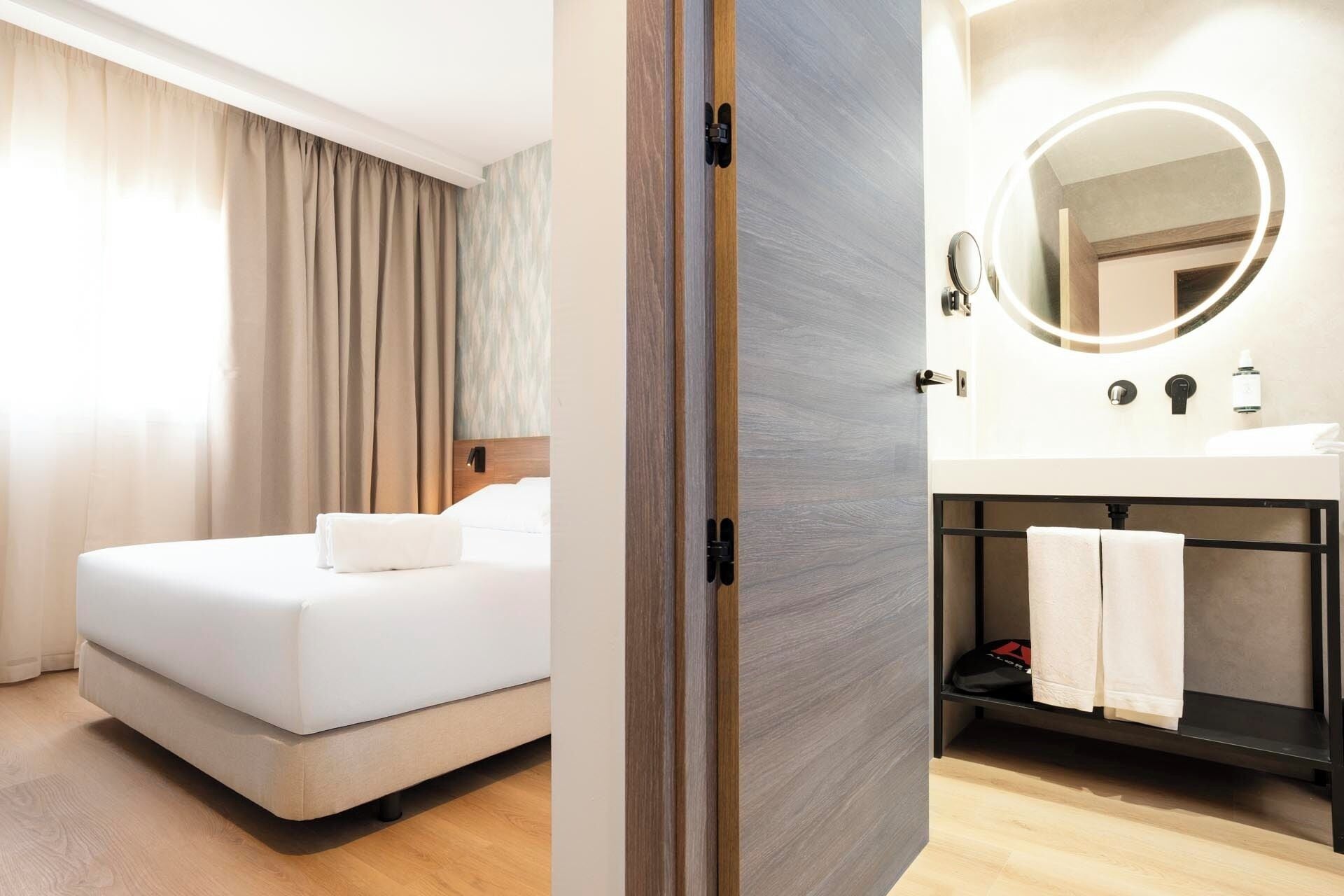 Habitación doble superior | Caja fuerte, cortinas opacas, sistema de insonorización