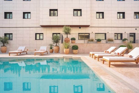 Piscina al aire libre. Alora Hotel Mérida