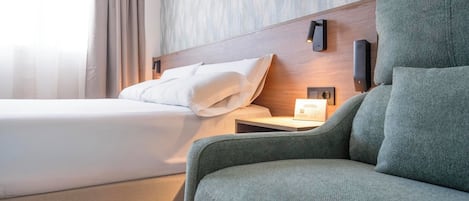 Superior dubbelrum - 1 queensize-sÀng med bÀddsoffa | VÀrdeförvaringsskÄp pÄ rummet, mörklÀggningsgardiner och ljudisolering