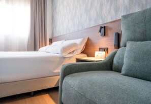 Doppia Superior, 1 letto queen con divano letto | Una cassaforte in camera, tende oscuranti, culla da viaggio