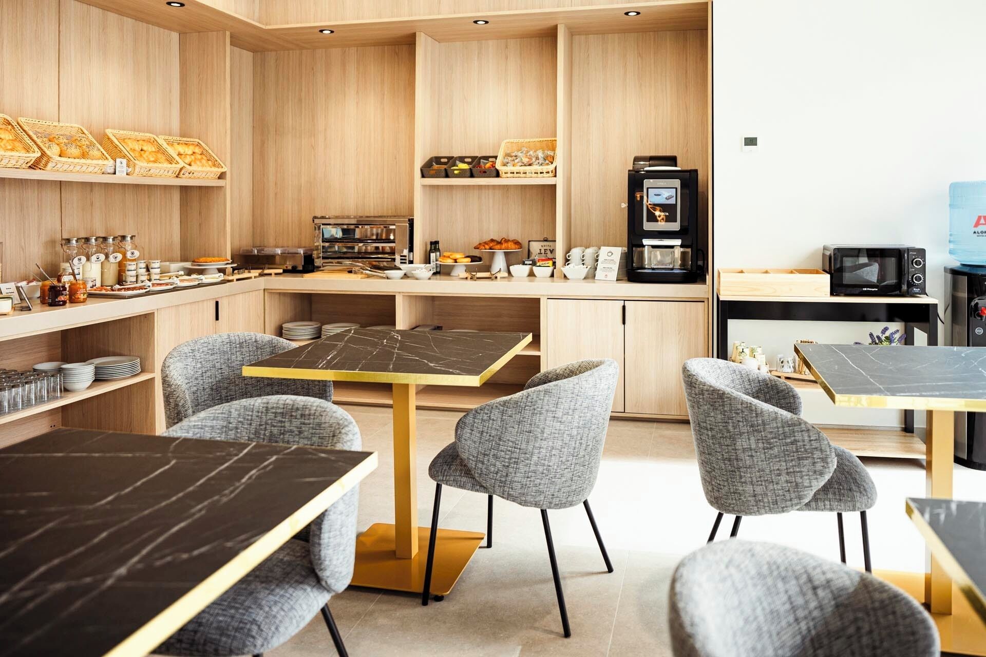 Se ofrece un desayuno bufé (9 EUR por persona)