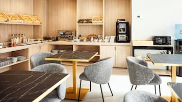 Desayuno buffet diario (EUR 9 por persona)