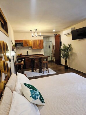 Deluxe-mökki | Ylelliset vuodevaatteet, untuvapeitot, yksilöllisesti sisustettu