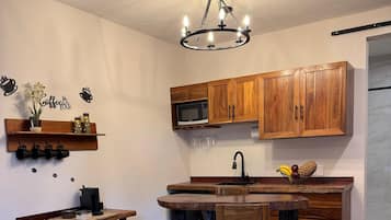 Cabane Deluxe | Cuisine privée | Machine à expresso, batterie de cuisine, vaisselle et ustensiles