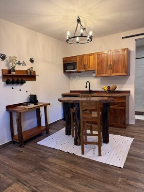 Chalet rustique Deluxe | Cuisine privée | Cafétière à espresso, vaisselle et ustensiles