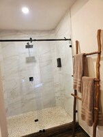 Cabaña Deluxe, 1 habitación, en la zona del jardín | Baño | Bañera, artículos de higiene personal gratuitos y secador de pelo