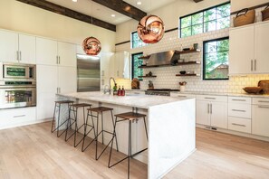 Kjøleskap, mikrobølgeovn, ovn og oppvaskmaskin