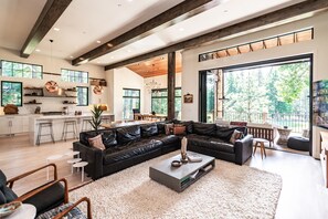 Smart TV, chimenea, libros y estéreo 