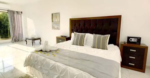 3 habitaciones, tabla de planchar con plancha, wifi y ropa de cama 