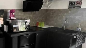 Lemari es, mesin pembuat kopi/teh, dan peralatan masak/sendok-piring