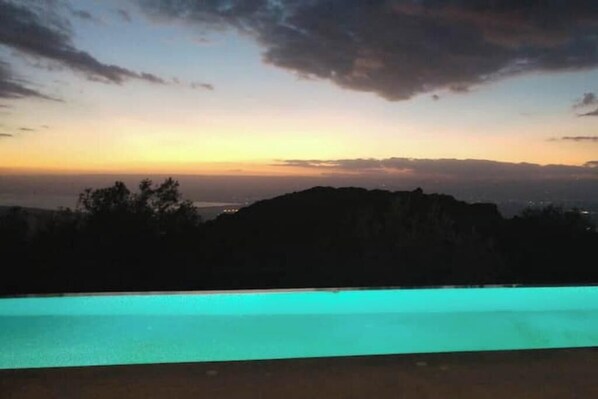 Pool - ★ Spacious Retreat ★ Stunning Views, Pool, Art (turky)