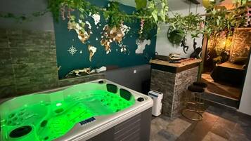 Klassieke kamer, uitzicht op zwembad | Badkamer