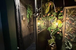 Classic Room, Pool View | Bathroom - l'Everest Rooms (Marseille)
