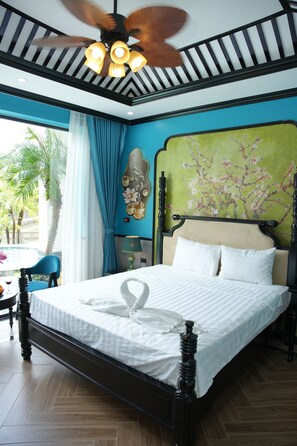 Habitación Deluxe doble, vistas a la piscina | Escritorio y espacio para trabajar con un portátil