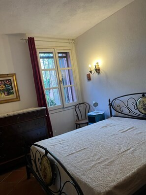 3 bedrooms, iron/ironing board - Villa, direct access to the sea, with exclusive 2000sqm park, 3 bedrooms, 2 bathrooms. (Lu Impostu)
