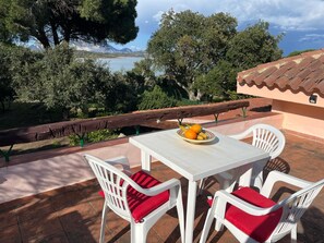 Outdoor dining - Villa, direct access to the sea, with exclusive 2000sqm park, 3 bedrooms, 2 bathrooms. (Lu Impostu)